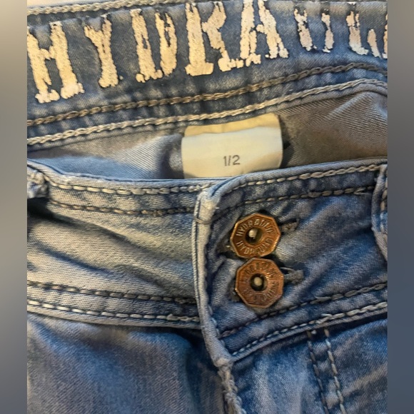 Women’s Soft and Stylish Hydraulic Jeans with small splits by the ankle - Picture 2 of 9